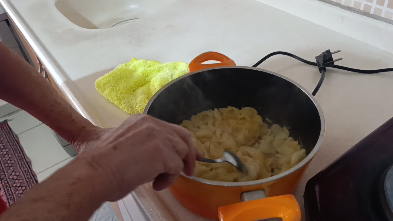 Yaşlı kadının ocakta unuttuğu makarna itfaiyeyi alarma geçirdi
