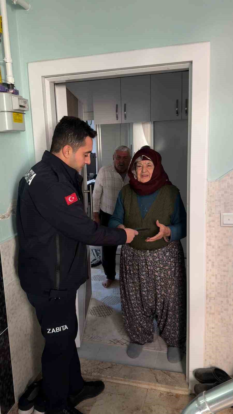 Yaşlı kadının pazarda kaybettiği cüzdanı bulup evinde teslim ettiler
