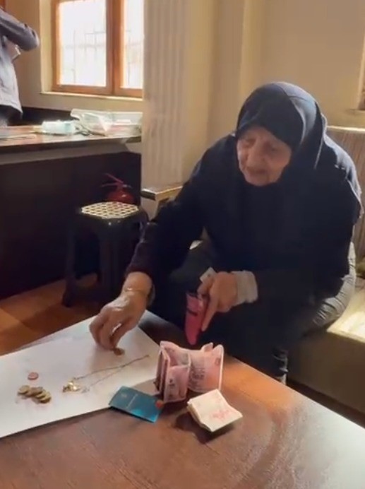 Yaşlı kadının pazarda kaybettiği cüzdanı zabıta ekipleri bulup sahibine teslim etti
