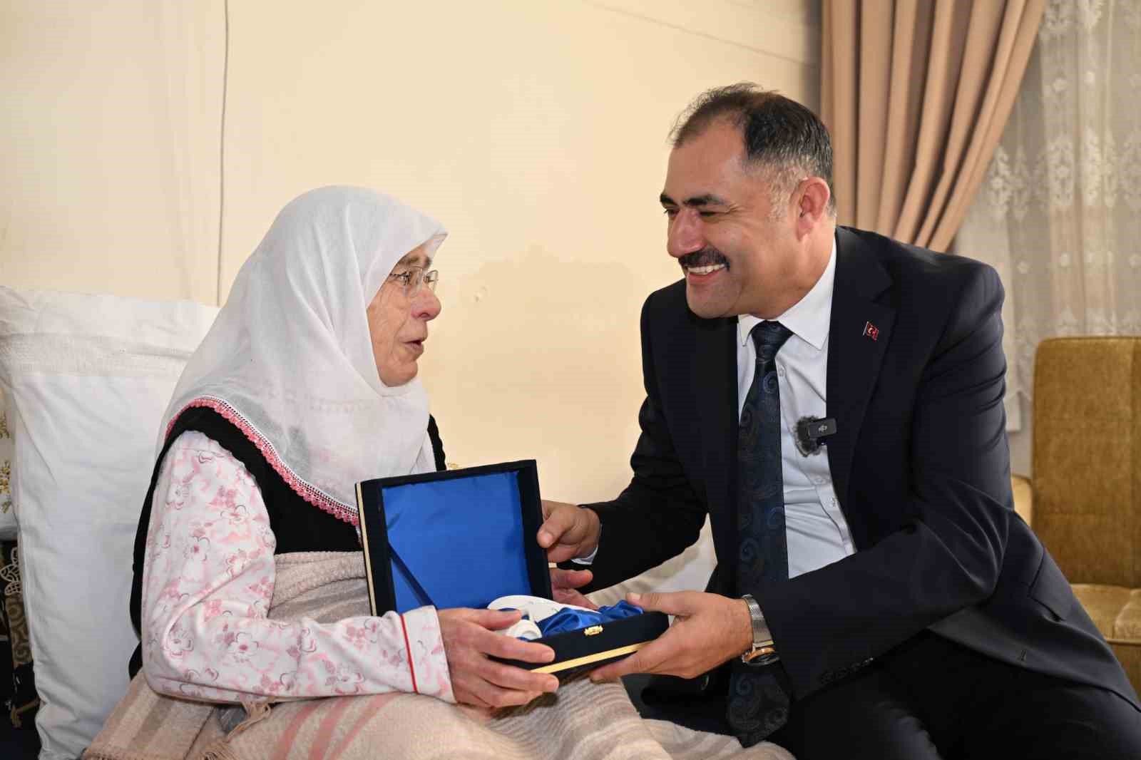 Yaşlı vatandaşlar Miraç Kandili’nde unutulmadı
Yaşlı vatandaşlar Miraç Kandili’nde unutulmadı