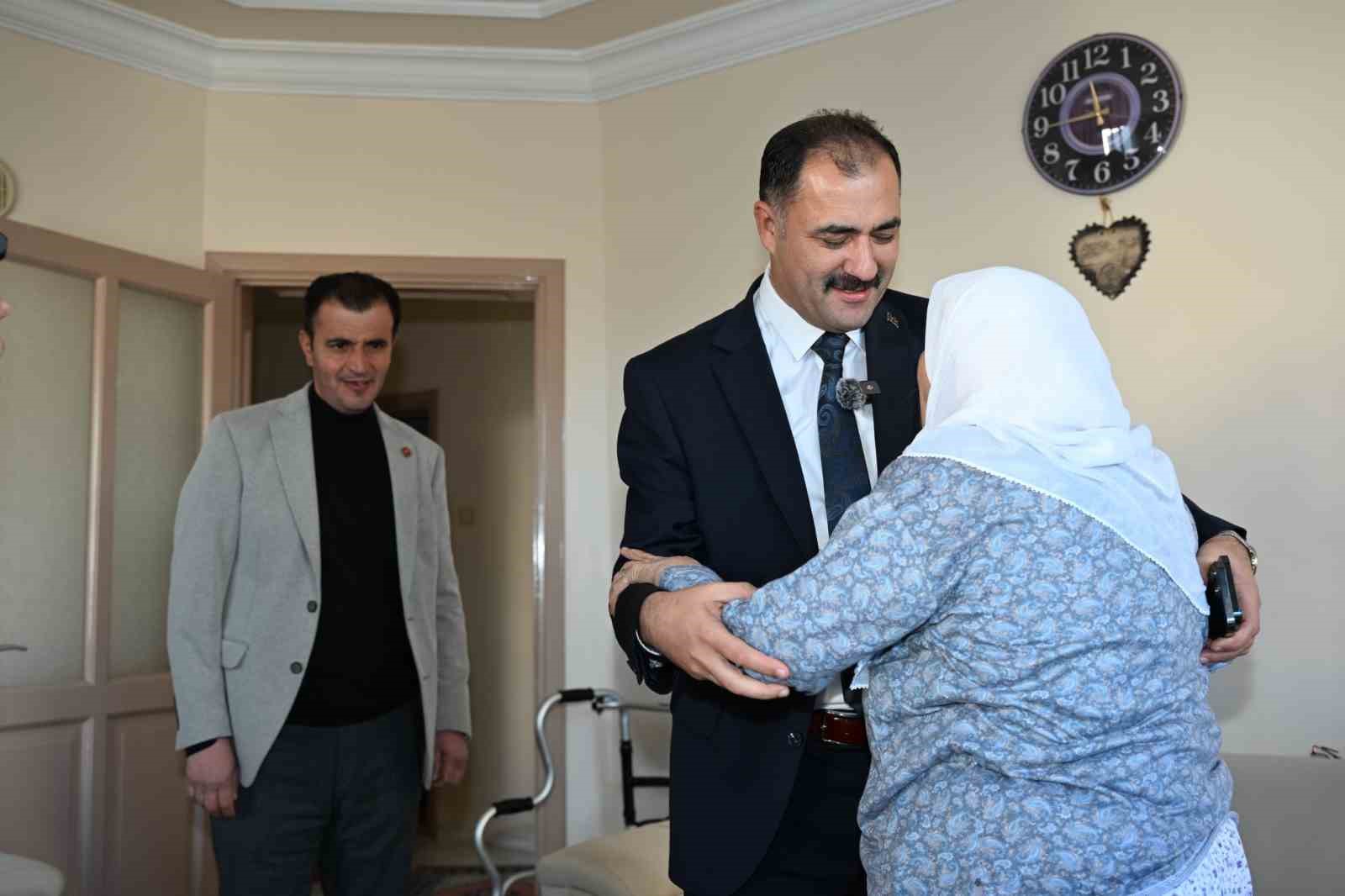 Yaşlı vatandaşlar Miraç Kandili’nde unutulmadı
Yaşlı vatandaşlar Miraç Kandili’nde unutulmadı