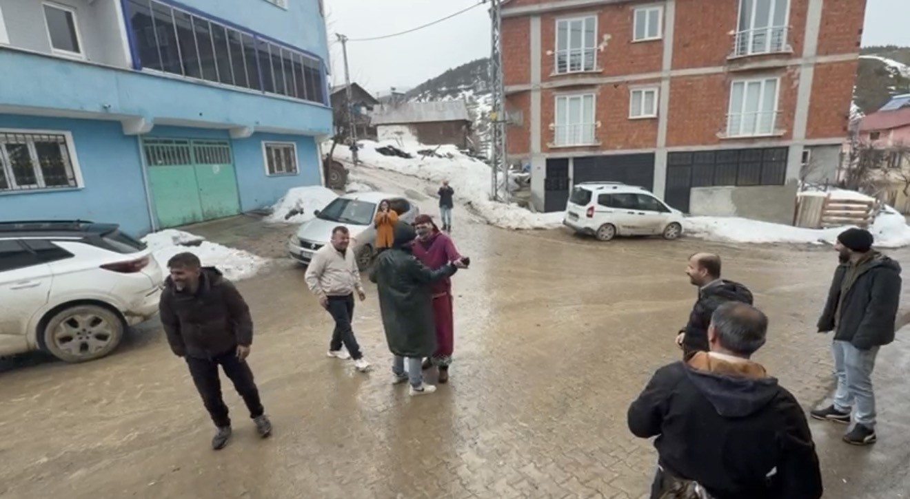 Yaşlılar anlattı, gençler oynadı: Asırlık saya oyunu yeniden sahnelendi
