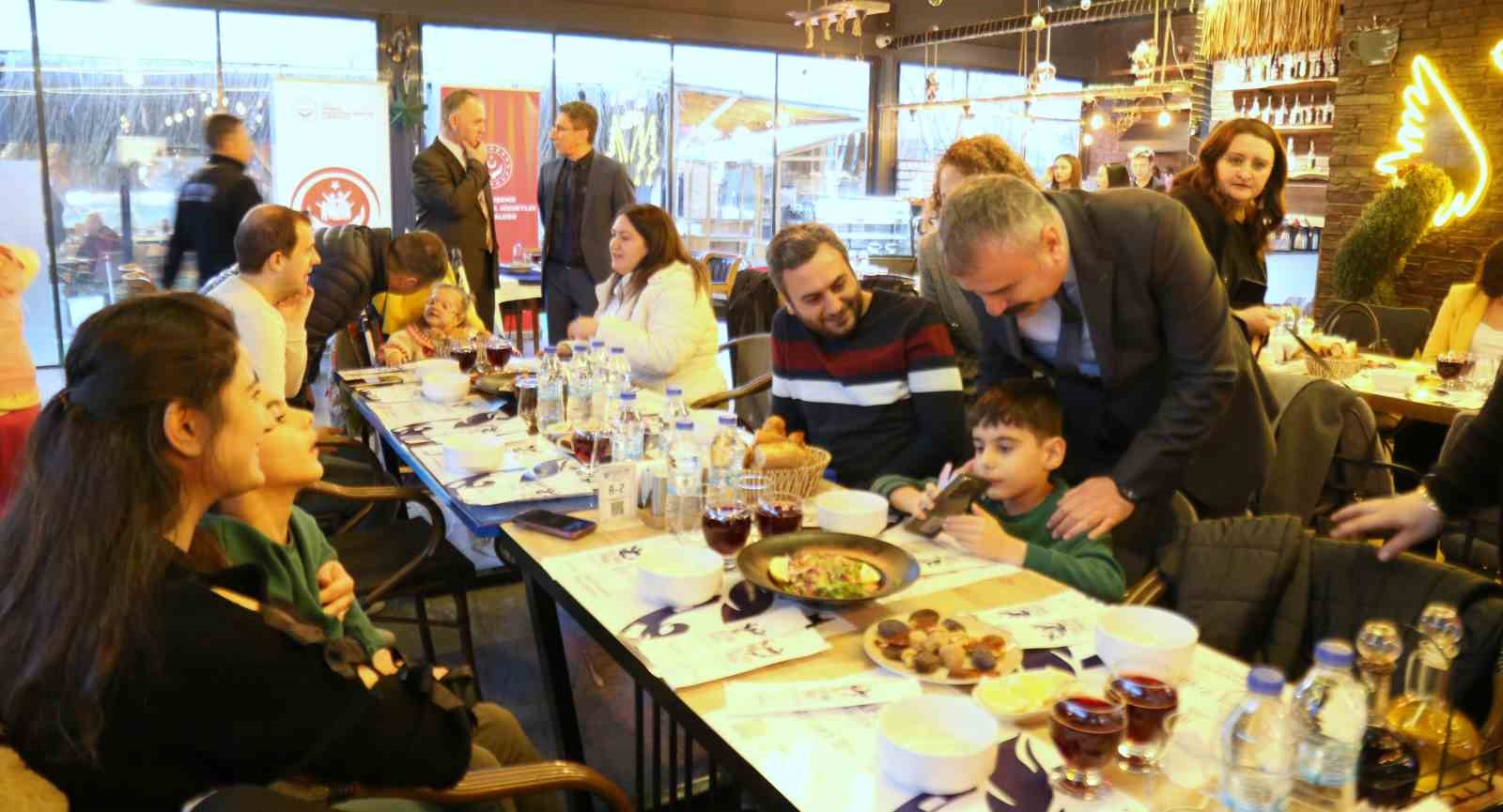 Yaşlılar, engelliler ve devlet korumasında yetişen gençler iftarda bir araya geldi
