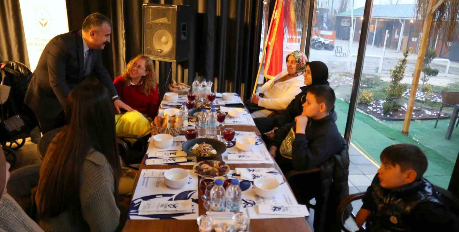 Yaşlılar, engelliler ve devlet korumasında yetişen gençler iftarda bir araya geldi
