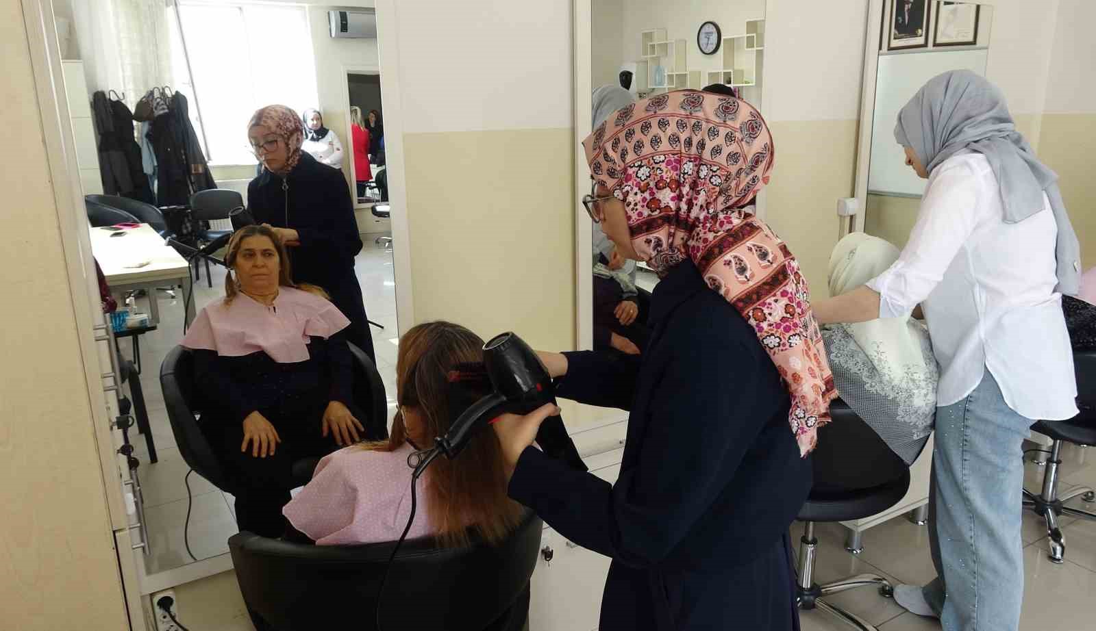 Yaşlılar hayatlarında ilk defa kuaförde bakım yaptırdı
