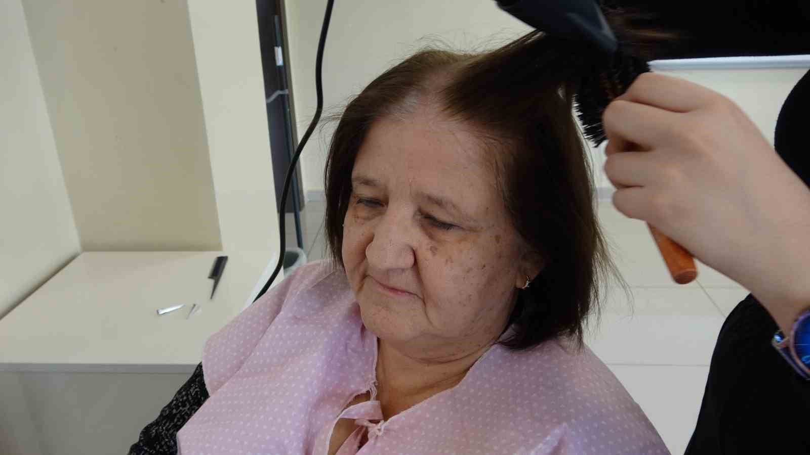 Yaşlılar hayatlarında ilk defa kuaförde bakım yaptırdı
