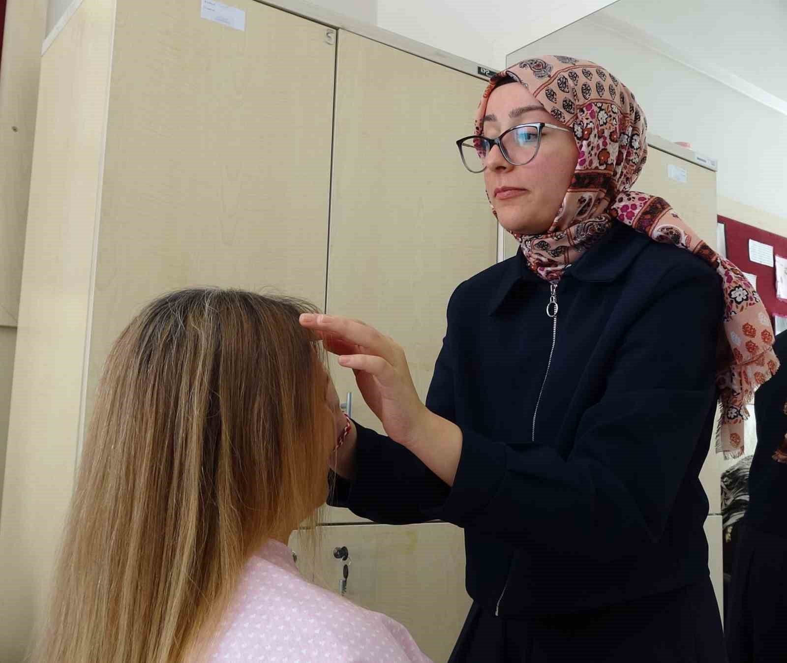 Yaşlılar hayatlarında ilk defa kuaförde bakım yaptırdı
