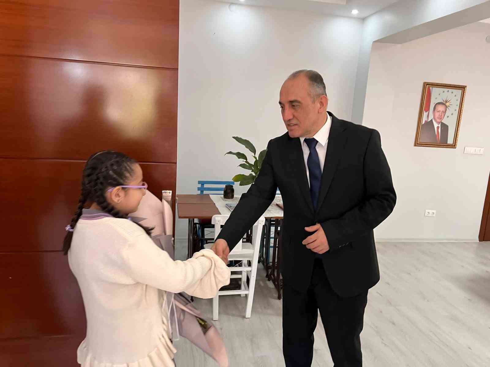 Yatağan Kaymakamı İlhan, koltuğu minik öğrenciye emanet etti
