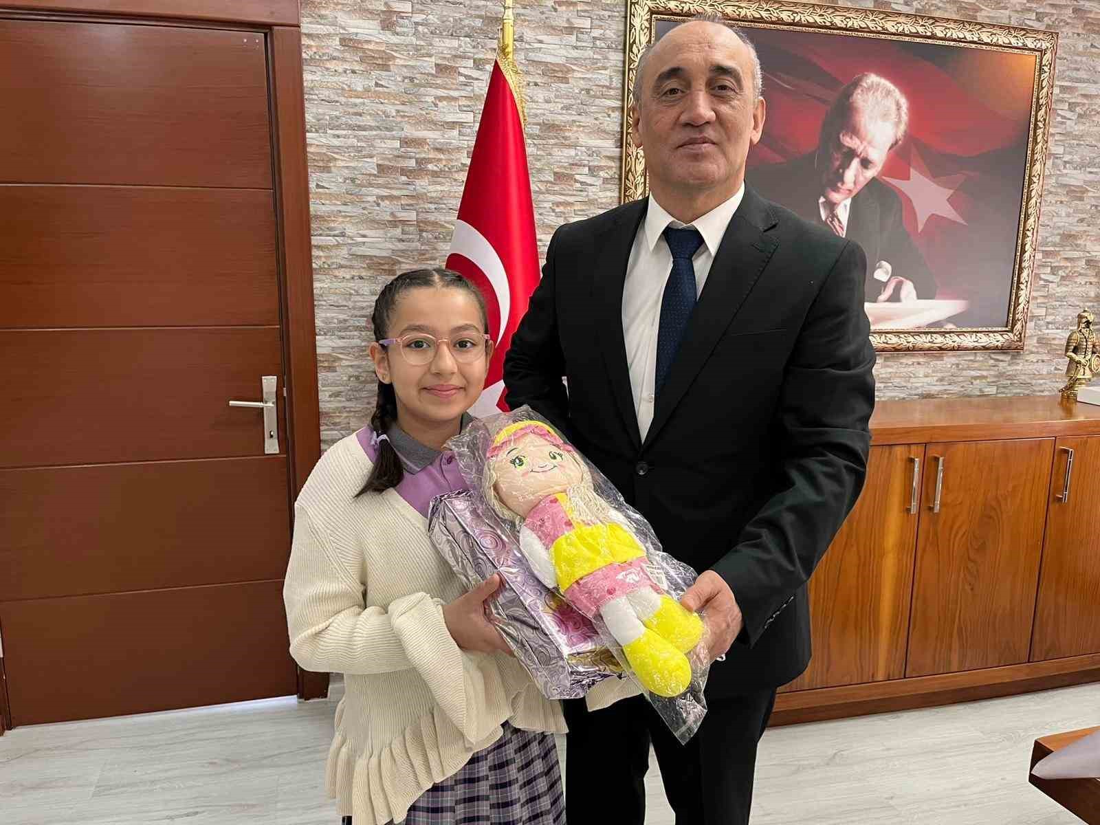 Yatağan Kaymakamı İlhan, koltuğu minik öğrenciye emanet etti
