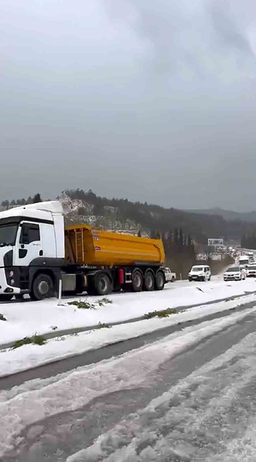 Yatağan-Milas kara yolu dolu yağışı sonrası beyaza büründü
