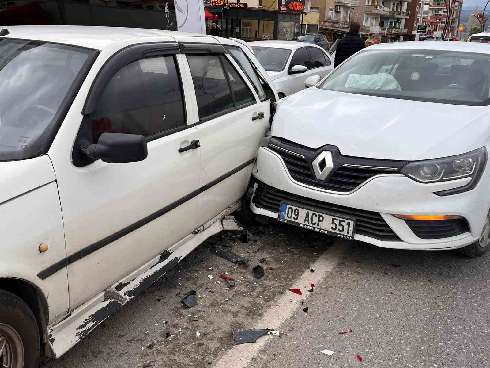 Yatağan’daki kazada üç araç hasar gördü
