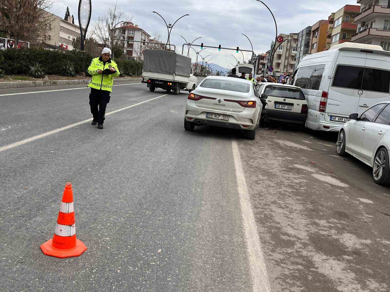 Yatağan’daki kazada üç araç hasar gördü

