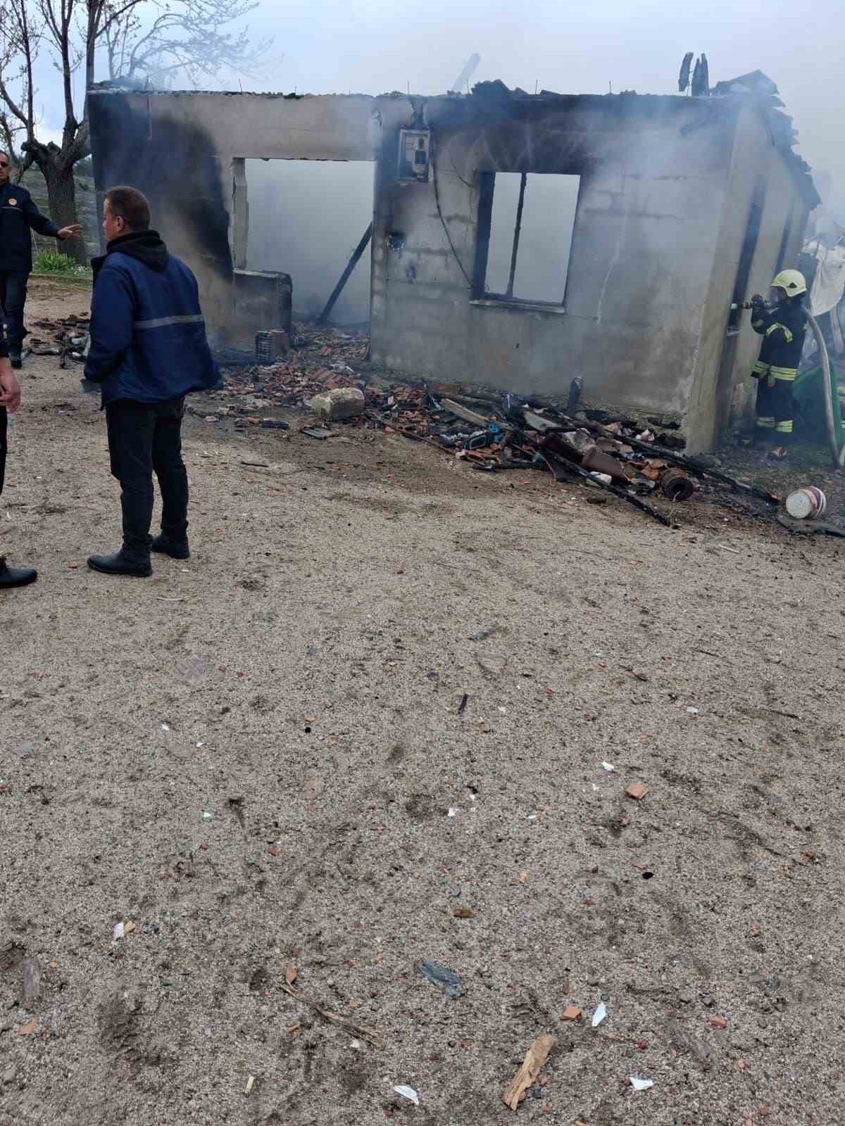 Yatağan’daki yangında bir ev küle döndü
