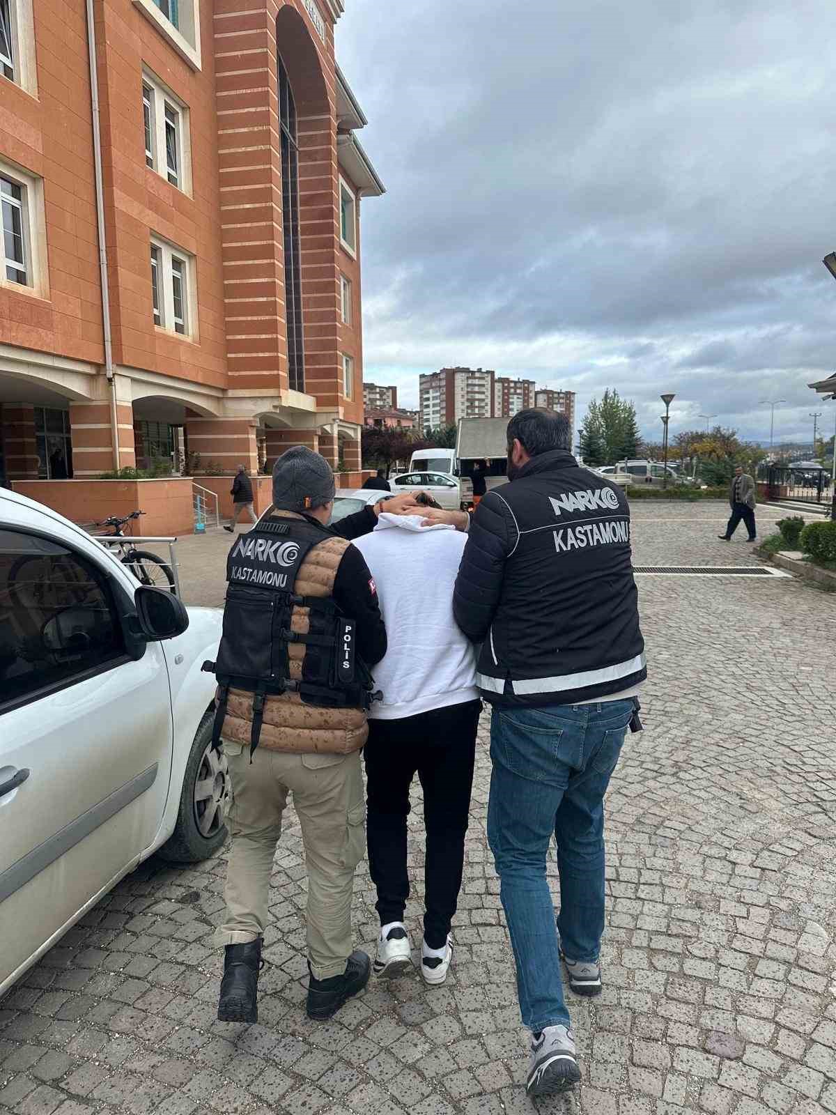 Yatağın altına uyuşturucuyla yakalanan sanığa 18 yıl 9 ay hapis cezası
Yatağın altına uyuşturucuyla yakalanan sanığa 18 yıl 9 ay hapis cezası