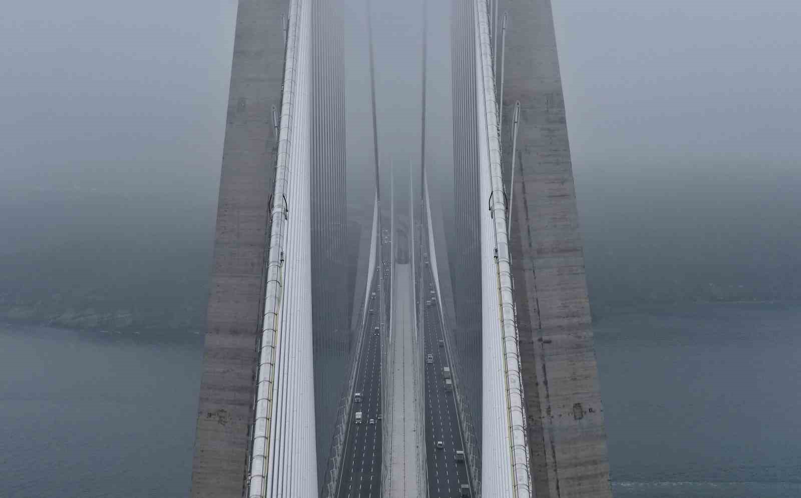 Yavuz Sultan Selim Köprüsü’nde etkili olan sis havadan görüntülendi
