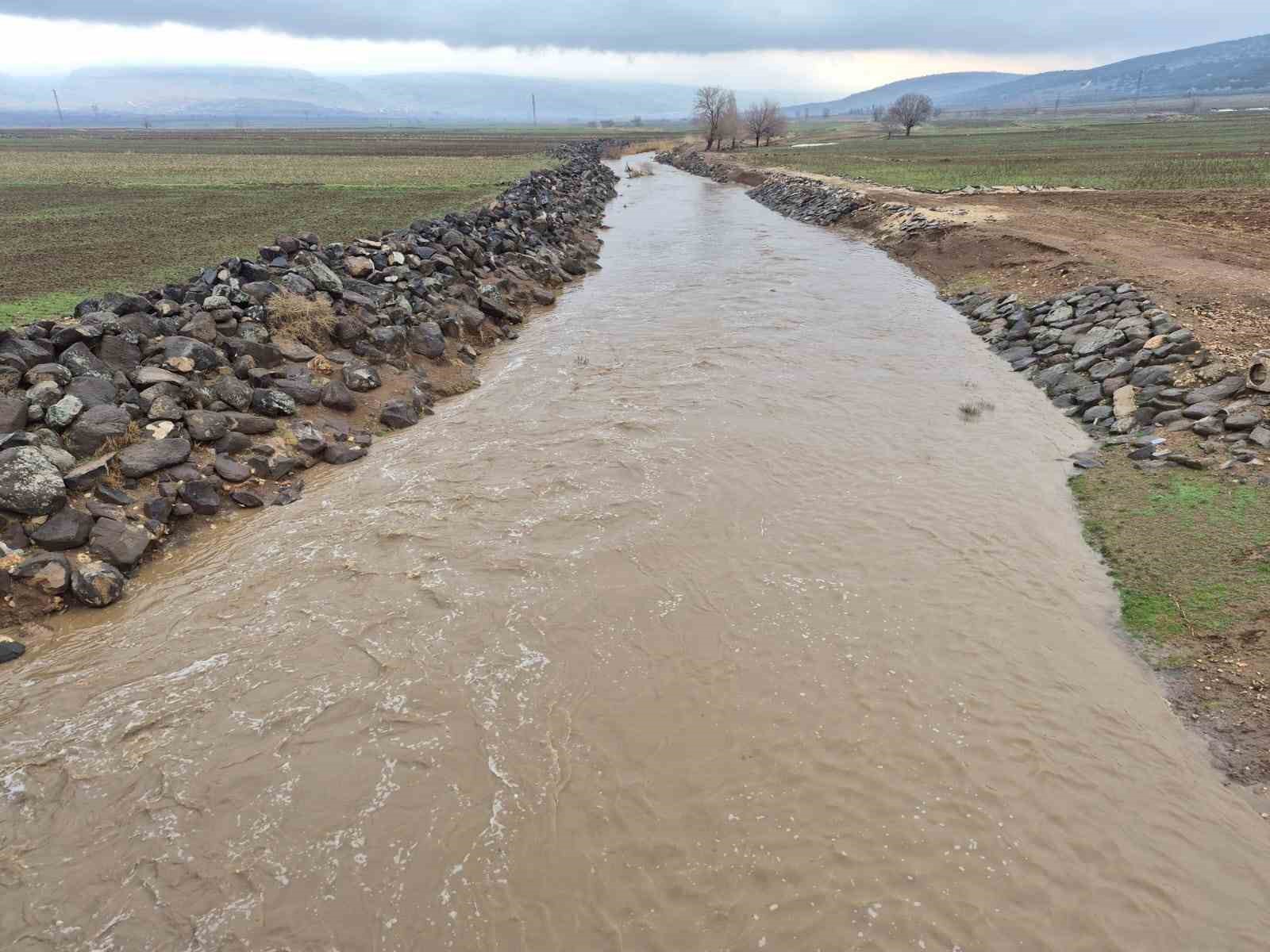 Yavuzeli’nde yağış etkili oldu, Karasu Çayı’nın debisi yükseldi
