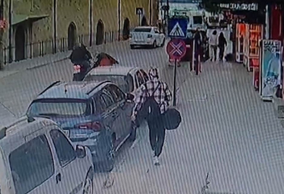 Yaya geçidinde karşıya geçen kadın, motosikletin çarpmasıyla yaralandı

