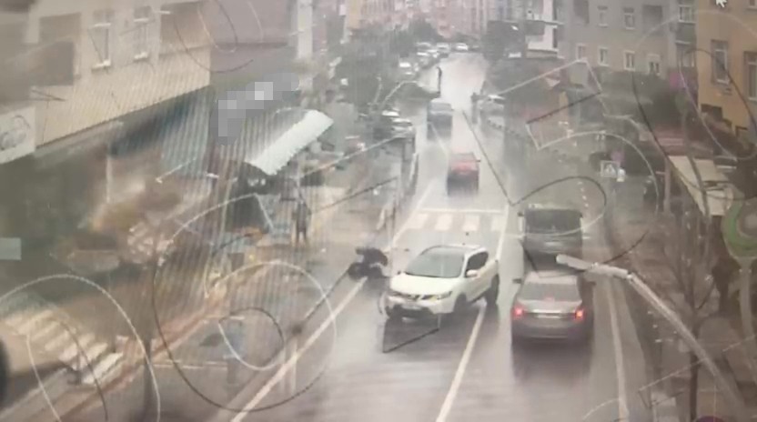 Yaya geçidinde otomobilin çarptığı kadının ölümüne ilişkin davada sanığa tahliye
Yaya geçidinde otomobilin çarptığı kadının ölümüne ilişkin davada sanığa tahliye