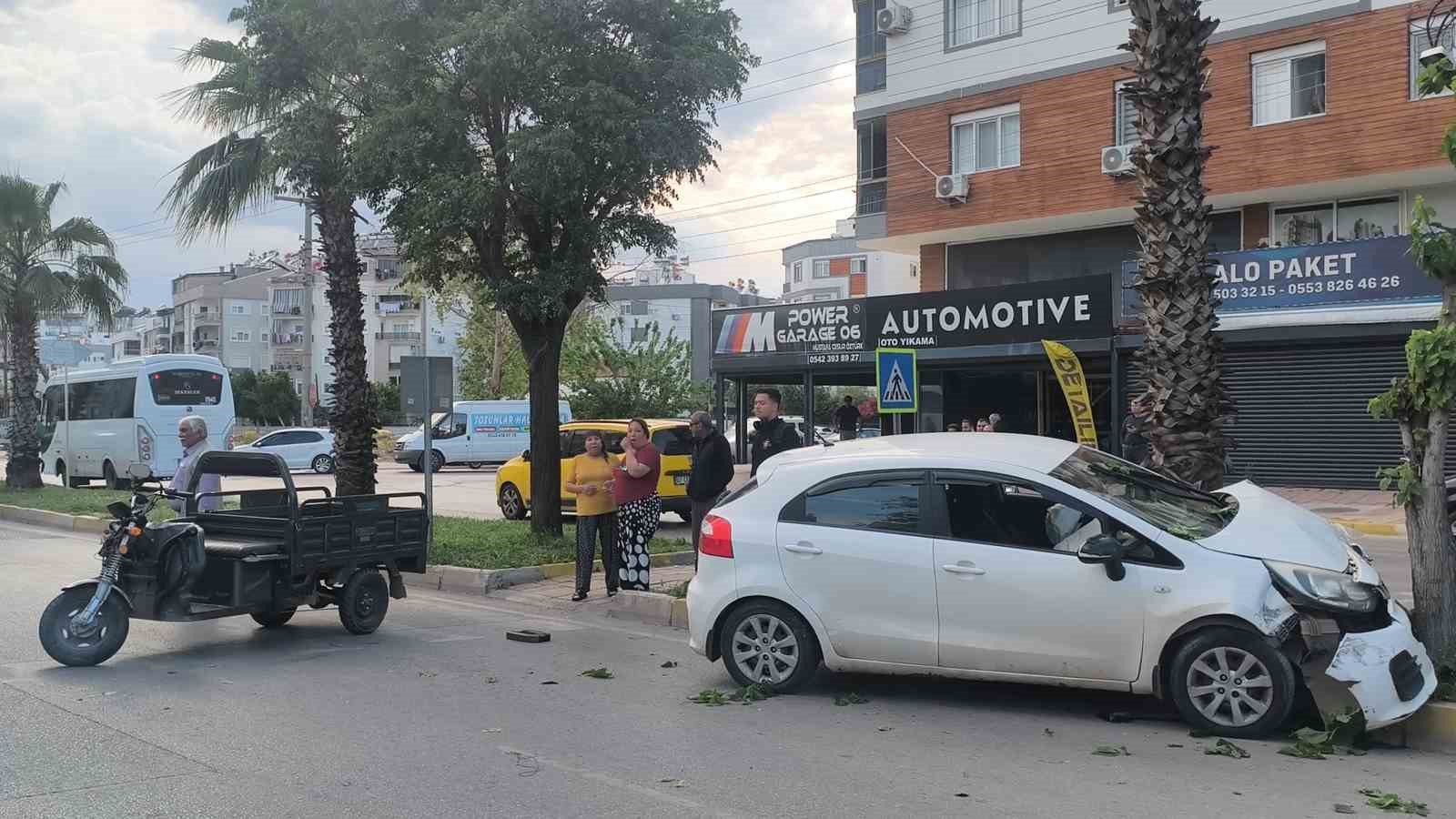Yaya geçidinden geçen motosiklete çarpmamak için direksiyonu kırınca ağaca çarptı
