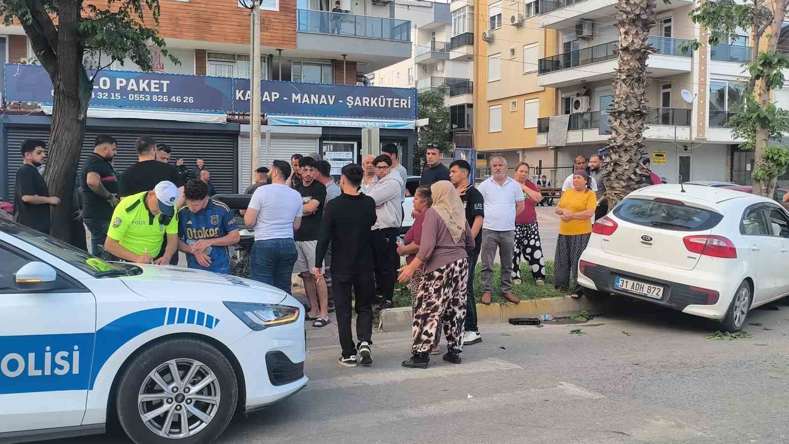 Yaya geçidinden geçen motosiklete çarpmamak için direksiyonu kırınca ağaca çarptı
