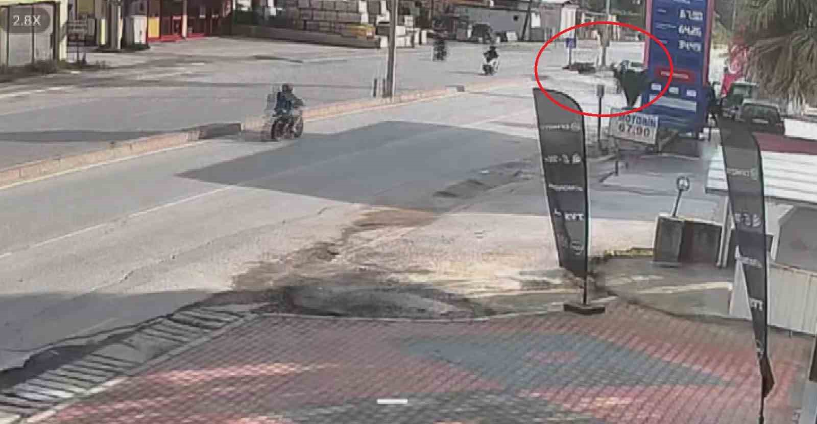 Yaya geçidini kullanmaya çalışan otomobille çarpışan motosikletli metrelerce havaya uçtu
