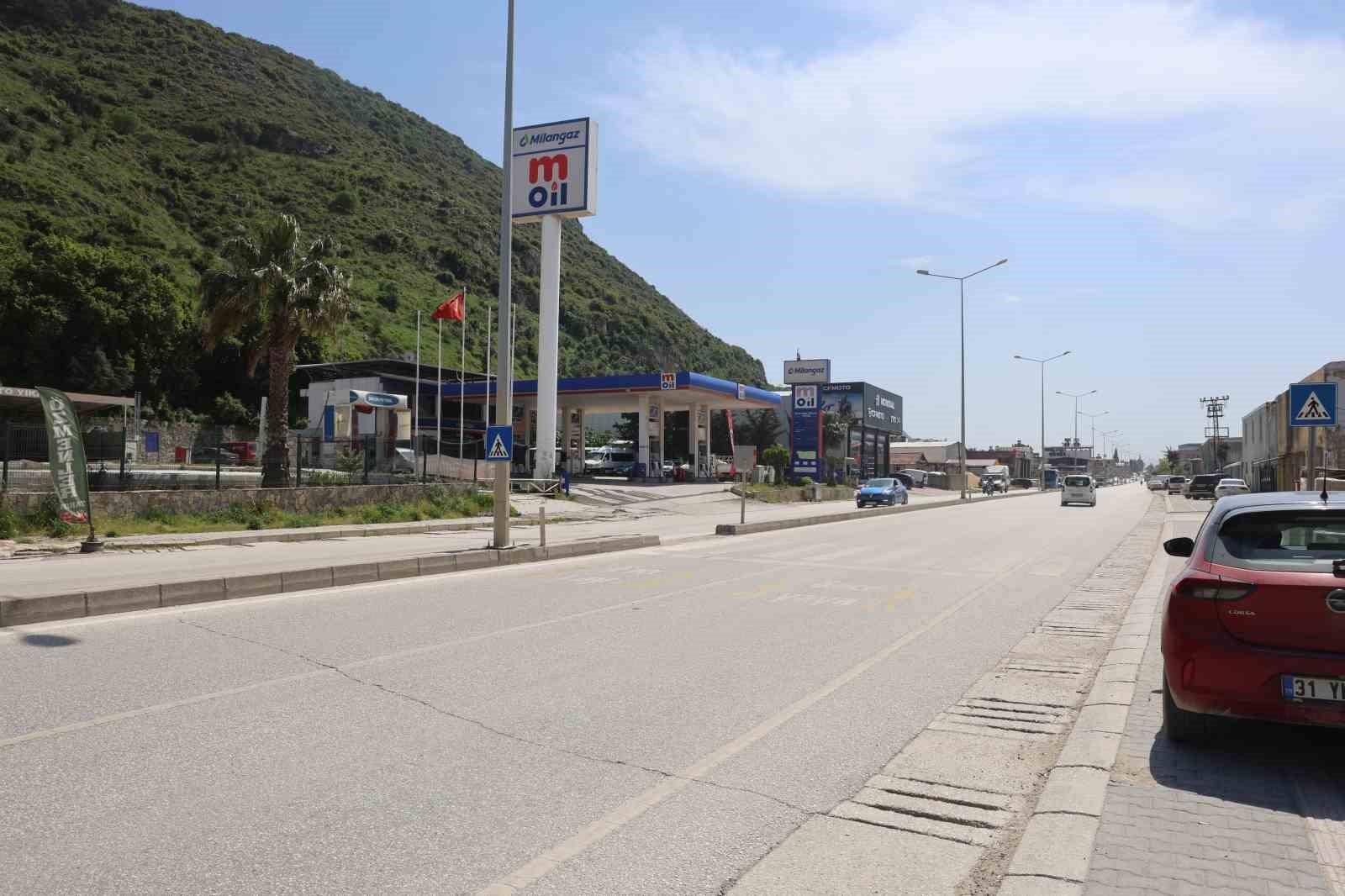 Yaya geçidini kullanmaya çalışan otomobille çarpışan motosikletli metrelerce havaya uçtu
