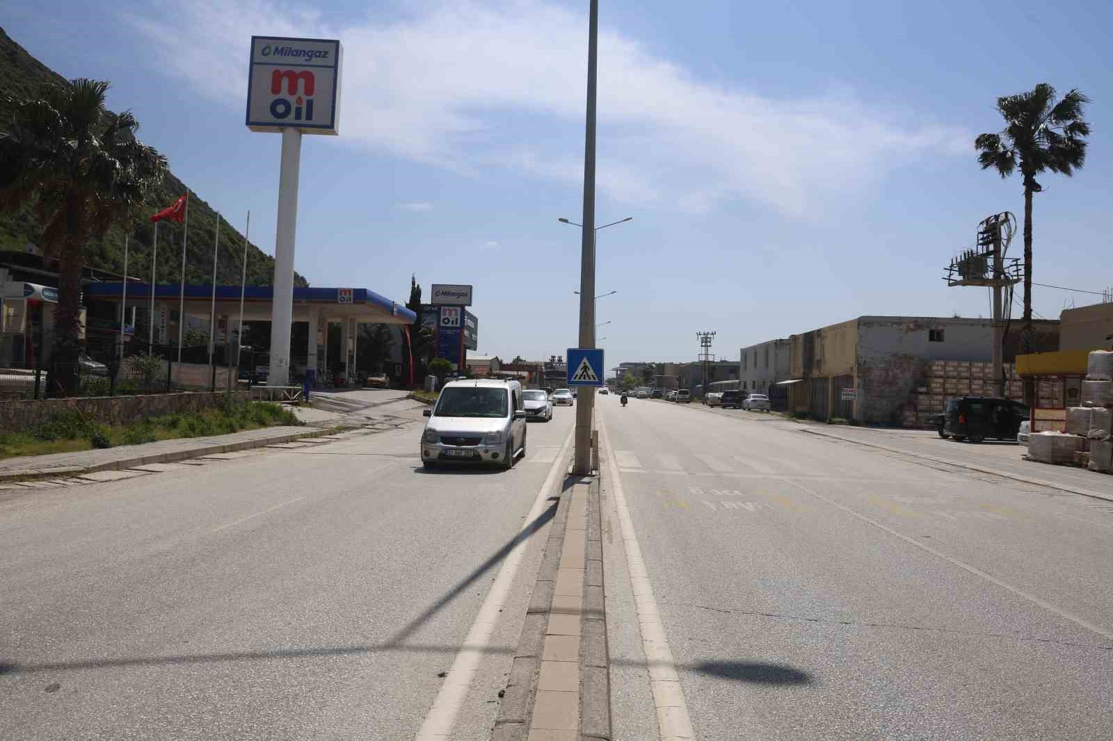 Yaya geçidini kullanmaya çalışan otomobille çarpışan motosikletli metrelerce havaya uçtu
