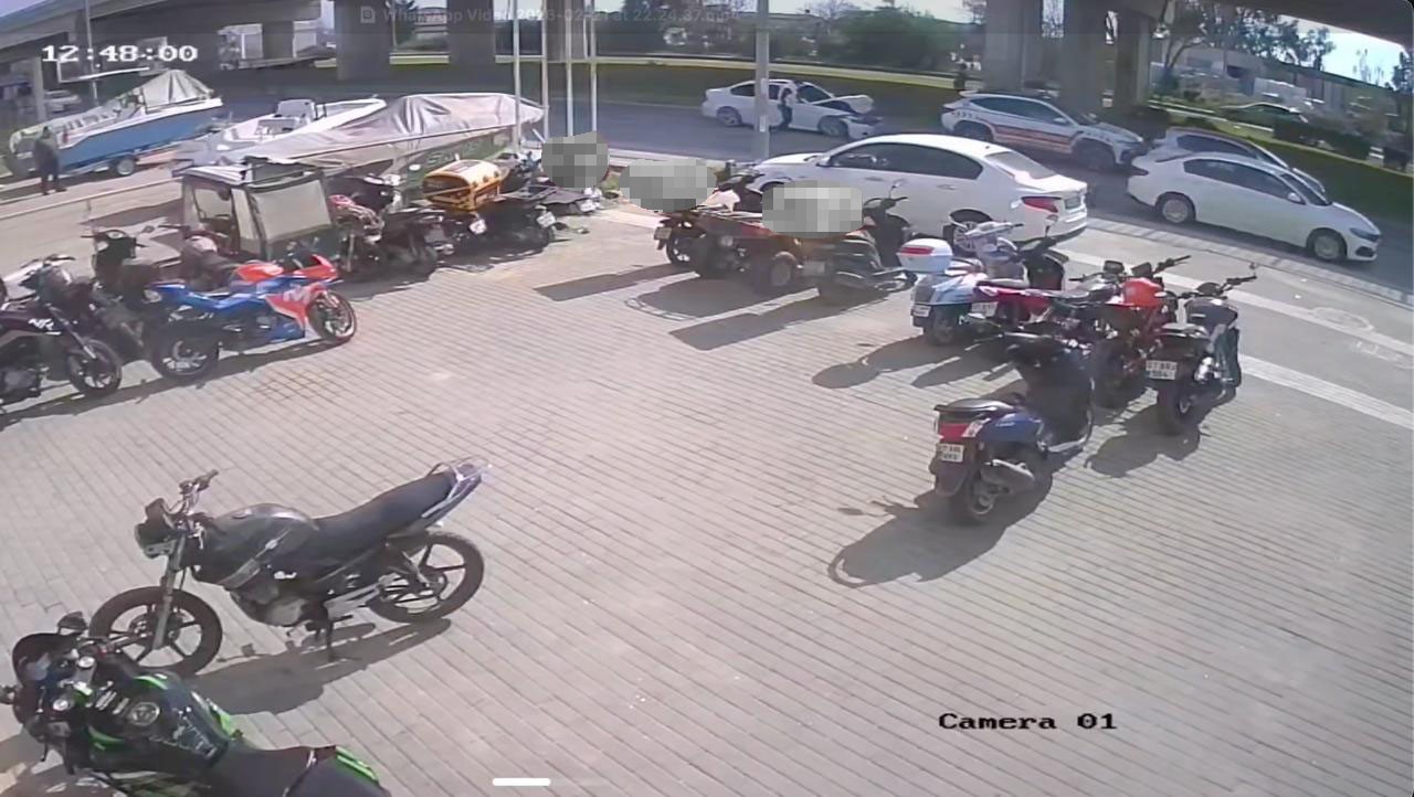 Yayalara yol veren otomobile motosikletle arkadan çarptı: 1 yaralı
