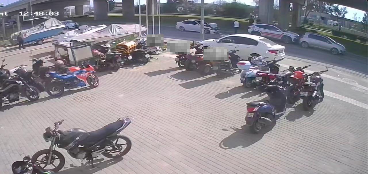 Yayalara yol veren otomobile motosikletle arkadan çarptı: 1 yaralı
