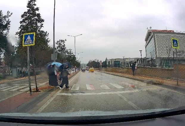 Yayalara yol vermeyen otomobil öğrencileri tehlikeye attı
