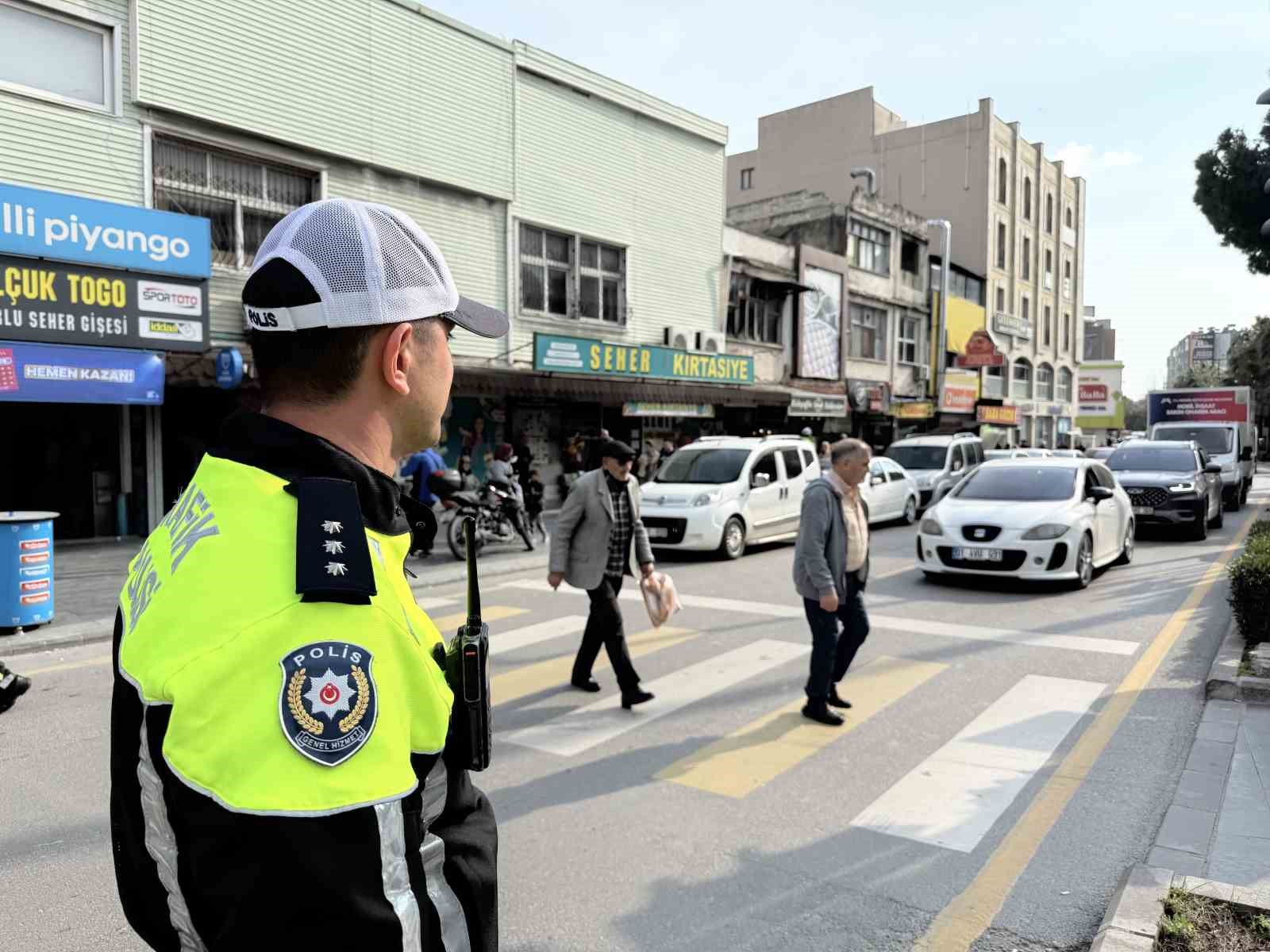 Yayalara yol vermeyen sürücülere ceza kesildi
