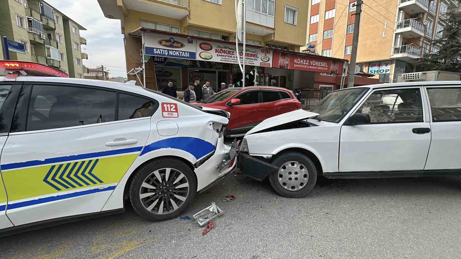 Yayaya yol veren polis aracına Tofaş otomobil arkadan çarptı
