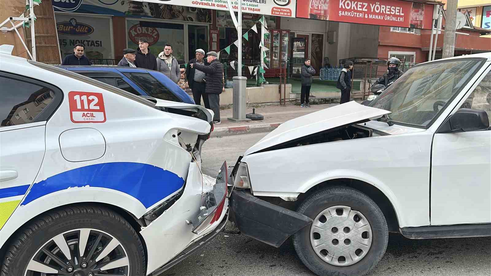 Yayaya yol veren polis aracına Tofaş otomobil arkadan çarptı
