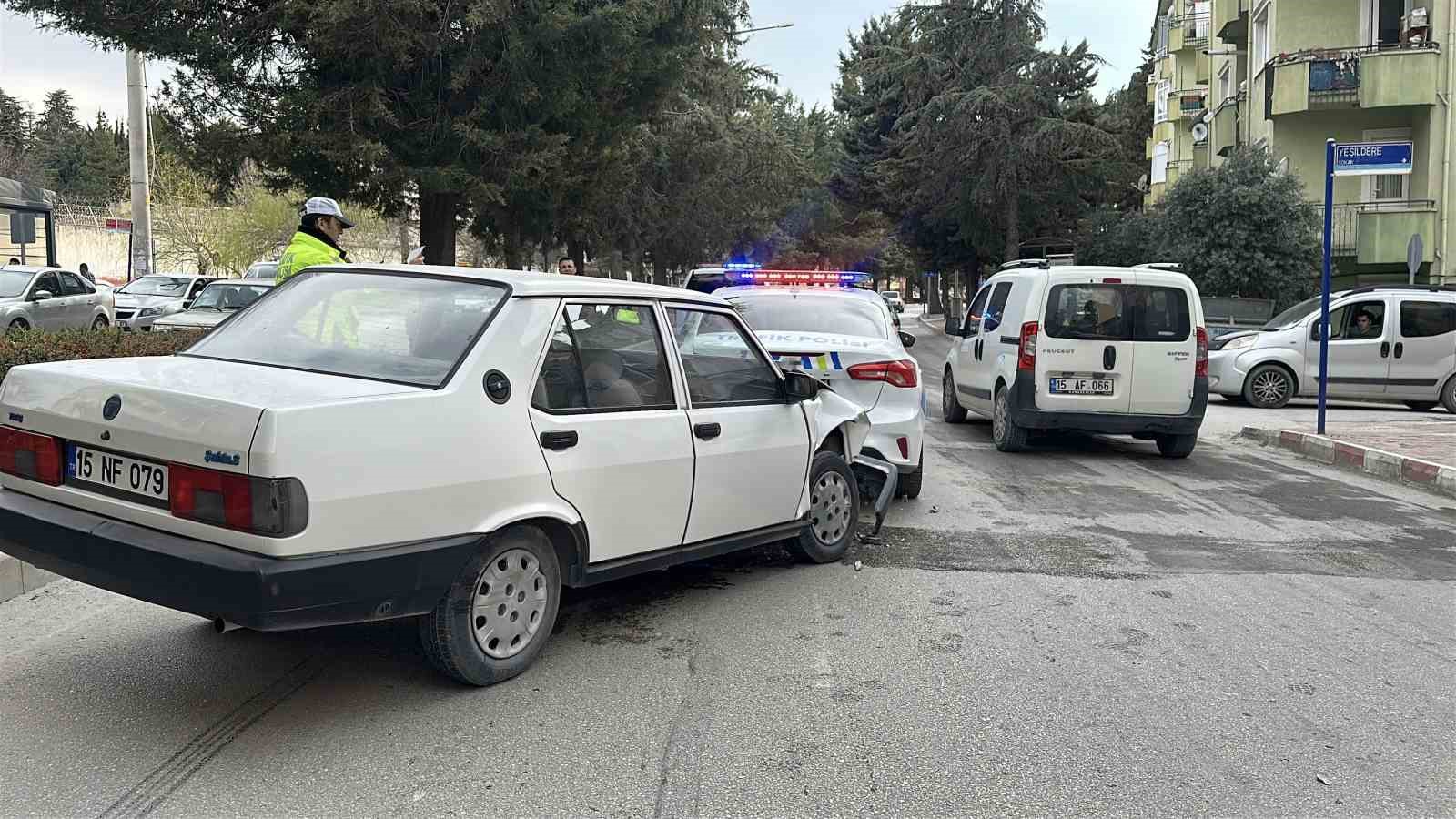 Yayaya yol veren polis aracına Tofaş otomobil arkadan çarptı
