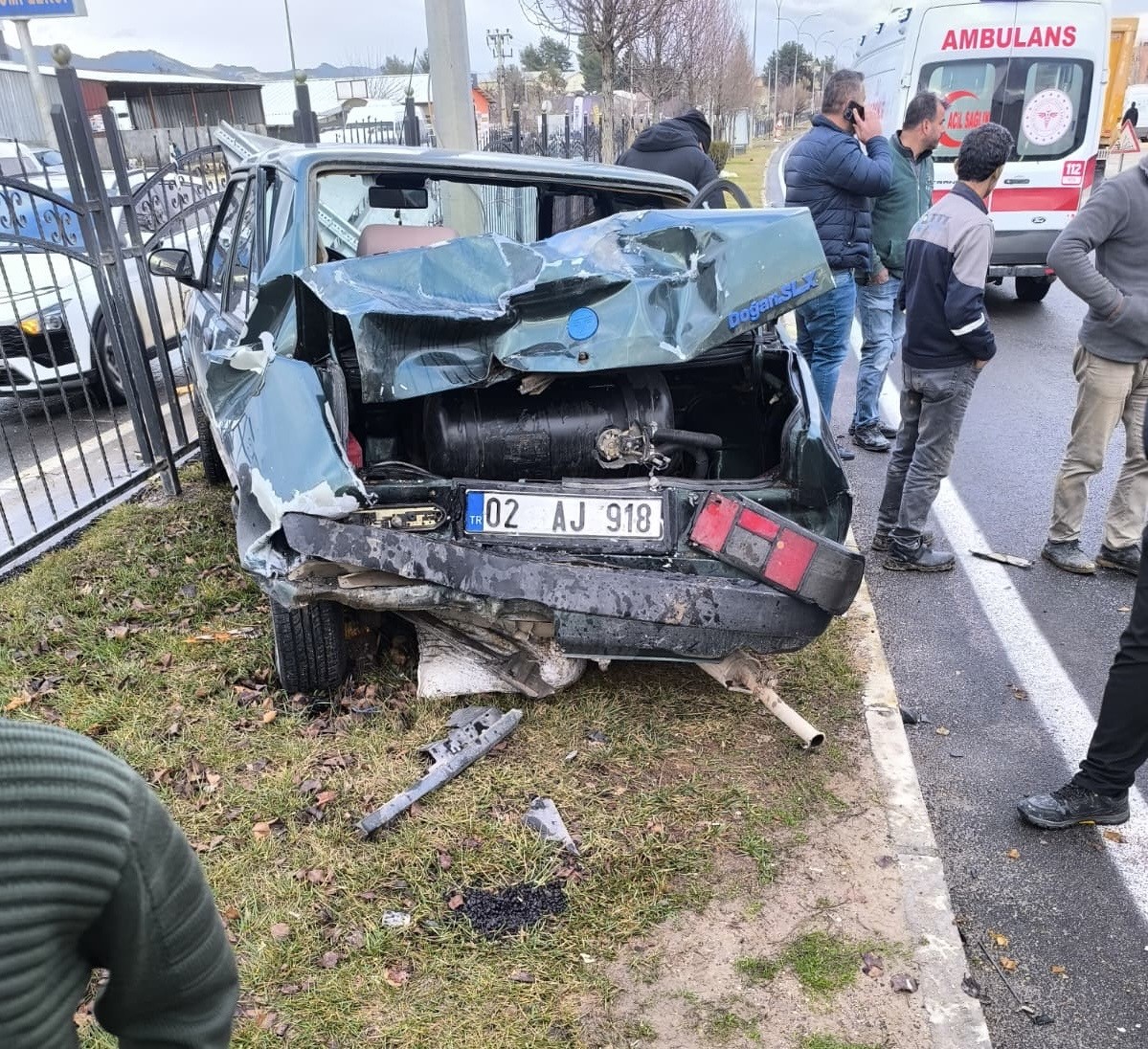 Yayaya yol vermek isterken çarpıştılar: 3 yaralı
