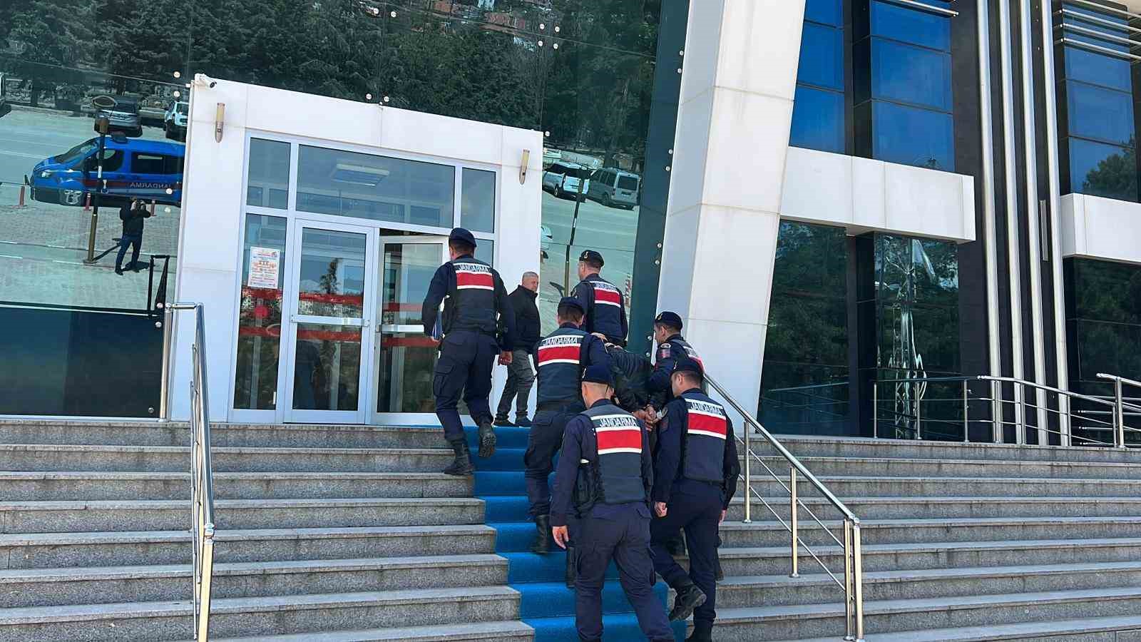 Yayınladığı videoyla, evlenmek istediği kadını teslim etmezlerse saldırı yapacağını söyledi, gözaltına alındı
