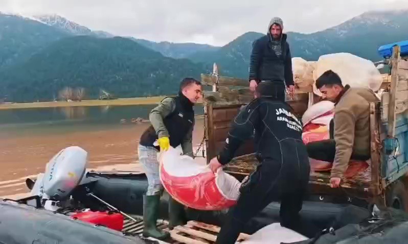 Yaylada mahsur kalan çoban ve yüzlerce hayvana botla yem ile erzak taşıdılar
