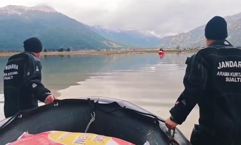 Yaylada mahsur kalan çoban ve yüzlerce hayvana botla yem ile erzak taşıdılar
