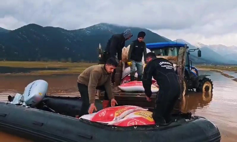 Yaylada mahsur kalan çoban ve yüzlerce hayvana botla yem ile erzak taşıdılar
