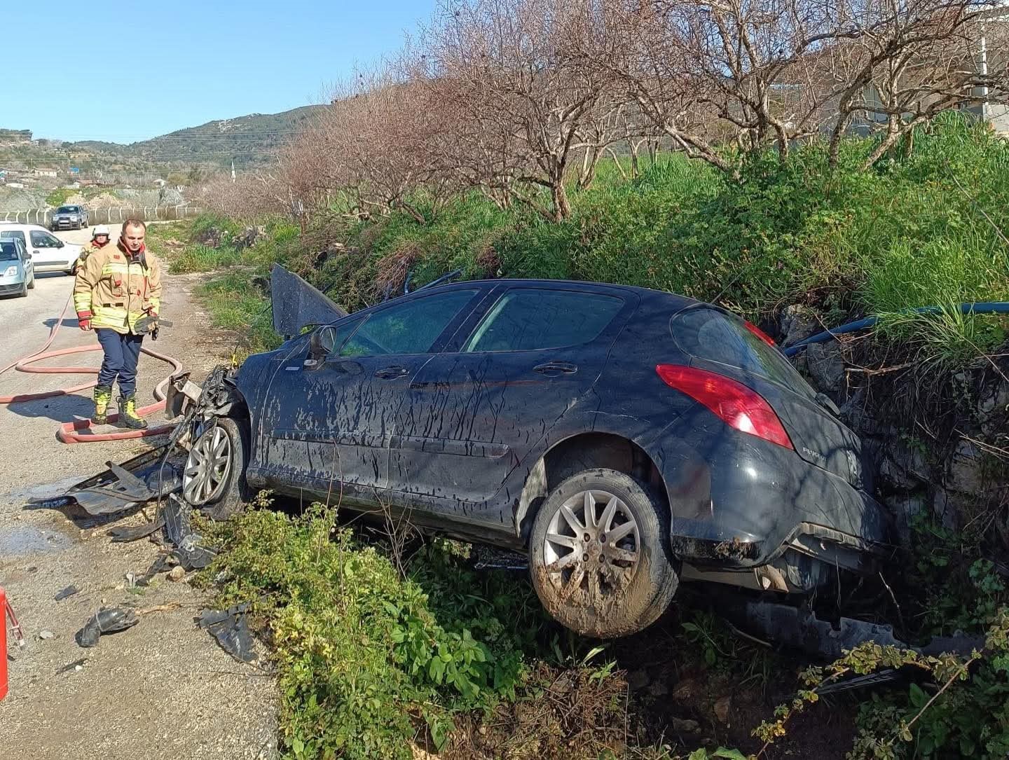 Yayladağı’nda bahçe duvarına çarpan otomobil hurdaya döndü
