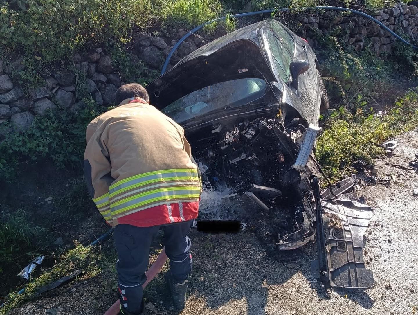 Yayladağı’nda bahçe duvarına çarpan otomobil hurdaya döndü
