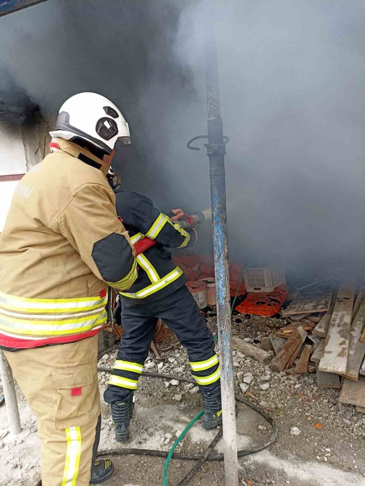 Yayladağı’nda müstakile evden alevler yükseldi
