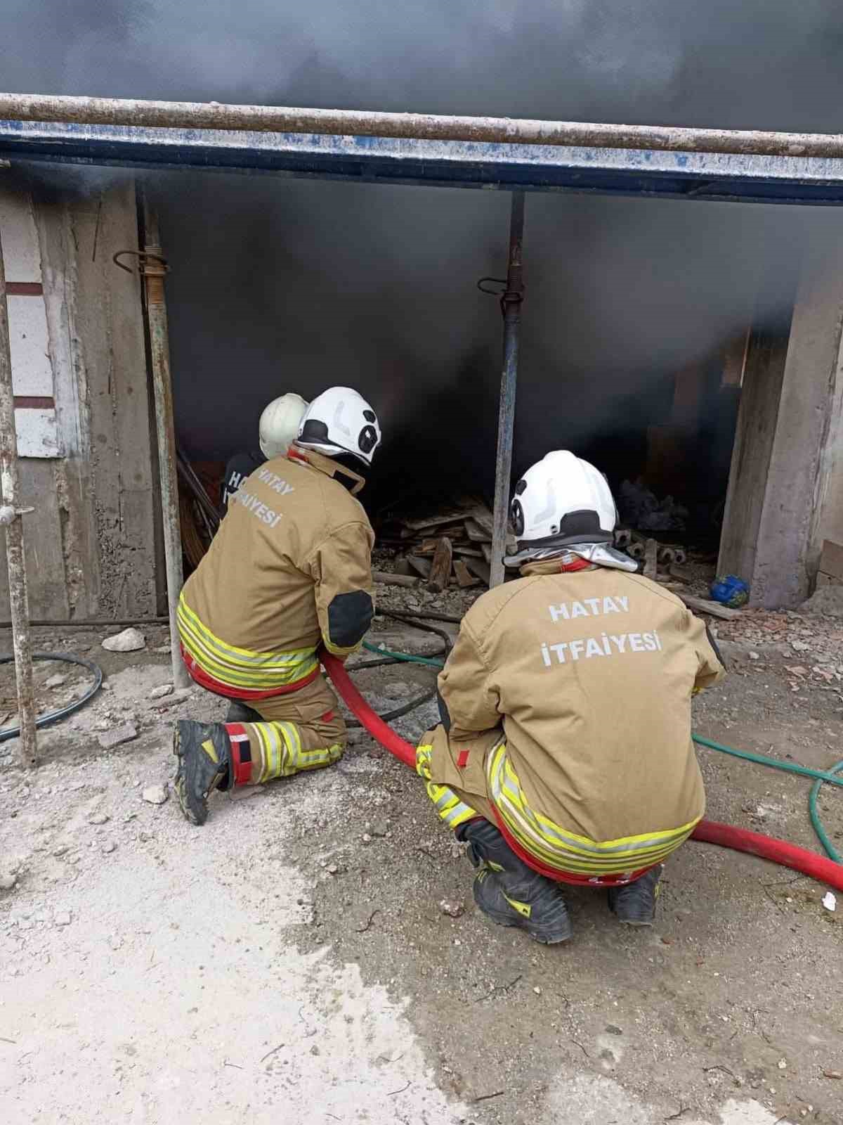 Yayladağı’nda müstakile evden alevler yükseldi
