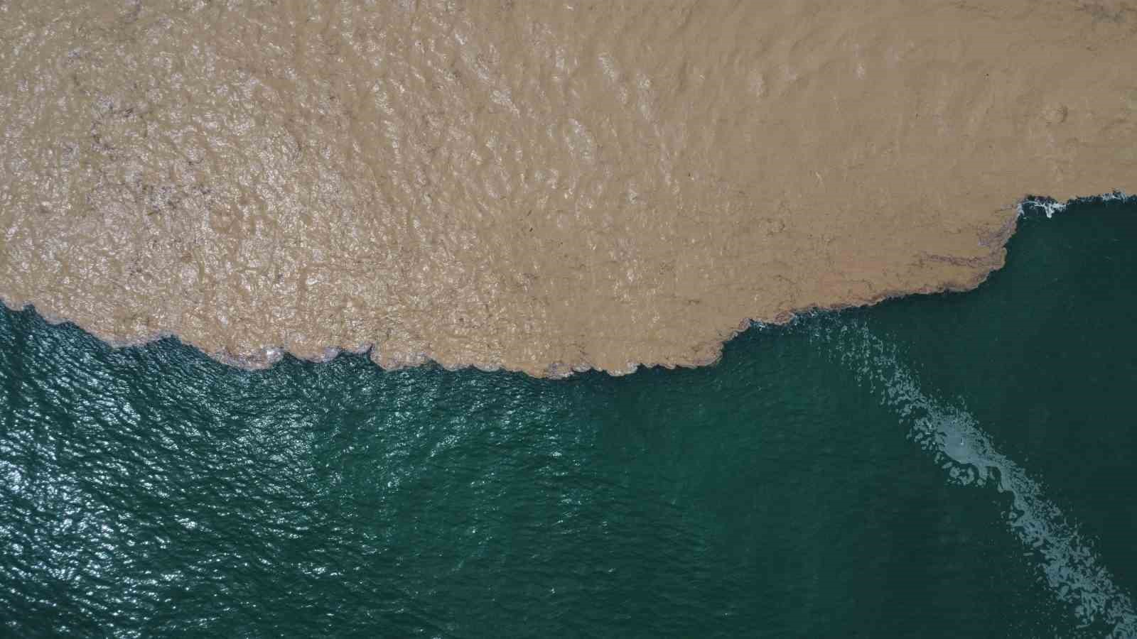 Yaylalardaki sel dereleri coşturdu, Akdeniz’i kahverengiye bürüdü
