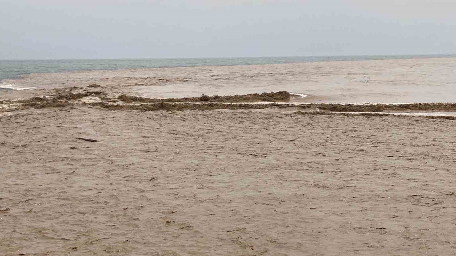 Yaylalardaki sel dereleri coşturdu, Akdeniz’i kahverengiye bürüdü
