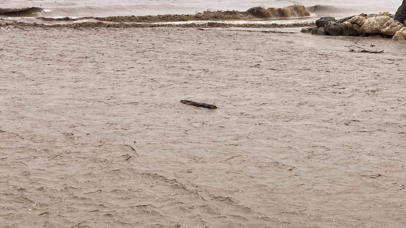 Yaylalardaki sel dereleri coşturdu, Akdeniz’i kahverengiye bürüdü
