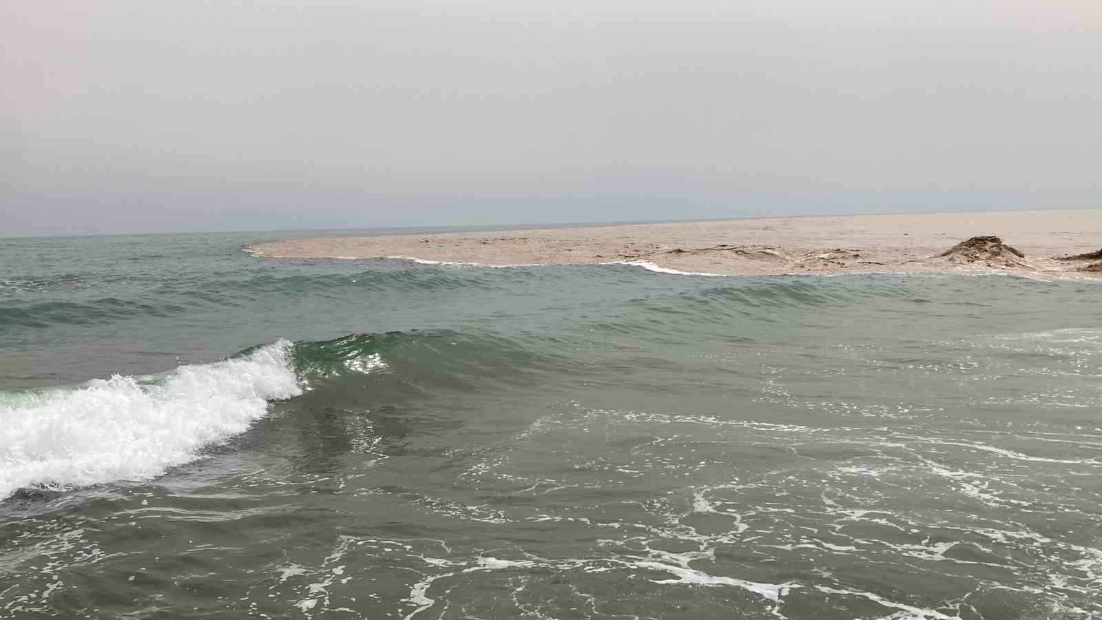 Yaylalardaki sel dereleri coşturdu, Akdeniz’i kahverengiye bürüdü
