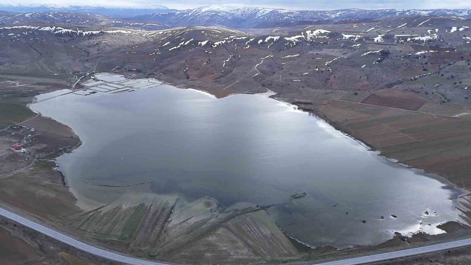 Yaz aylarında tamamen kuruyan göl, yeniden su tuttu
