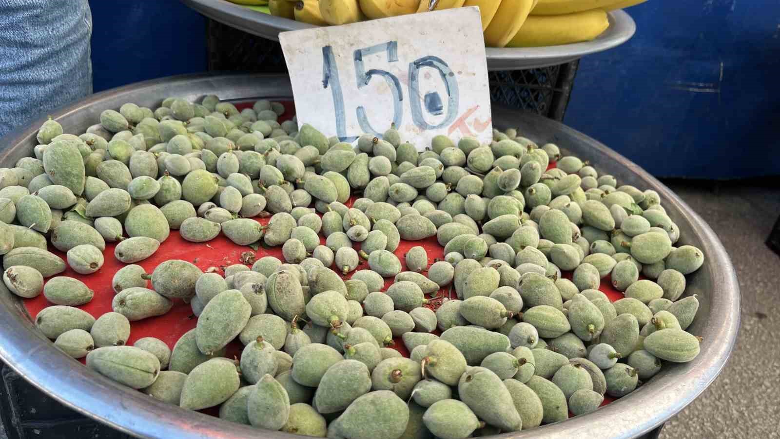 Yaz meyveleri pazar tezgahlarında yerini aldı
