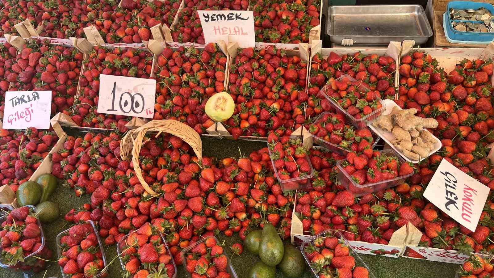 Yaz meyveleri pazar tezgahlarında yerini aldı
